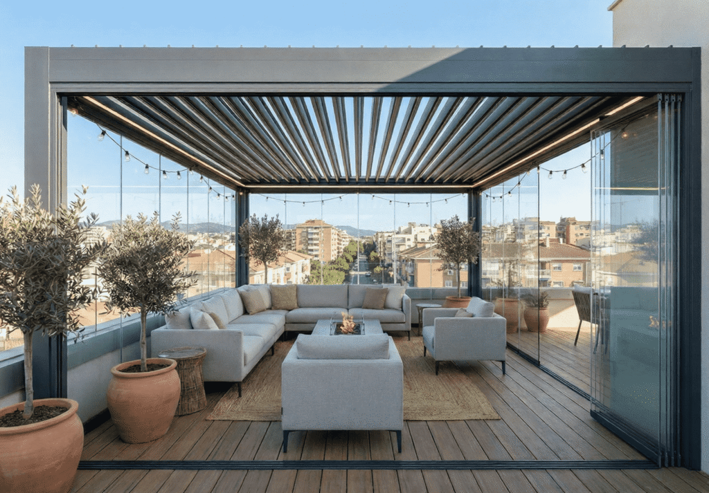 Cerramiento de ático en Leganés con cortinas de cristal y techo móvil de aluminio, permitiendo el aprovechamiento de la terraza durante todo el año con aislamiento térmico.